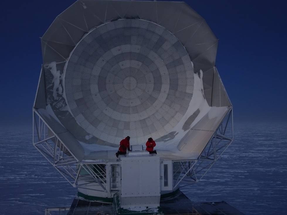 April 2017: Mounting the EHT mirrors in -60 degrees Celsius and wind. (Photo: Eric Hansen)