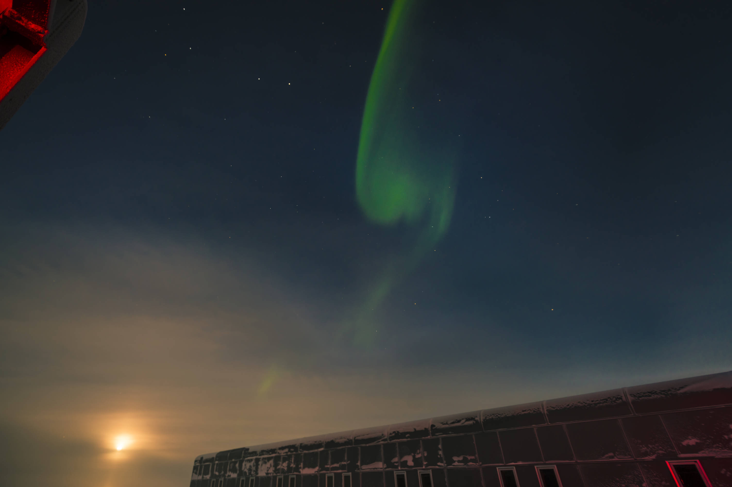April 2017: First auroras sighted at the south pole, during one of the observation nights. Bottom left: the Moon. (Photo: Martin Wolf)