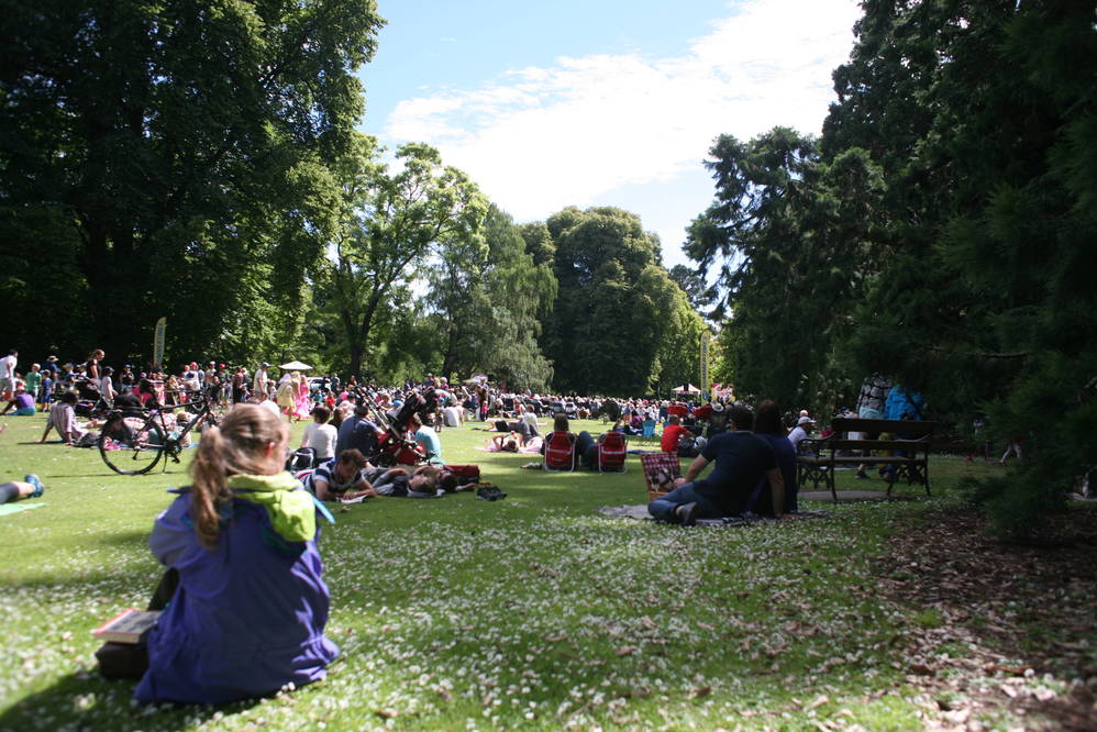 Lucky coincidence: open-air concert in the park