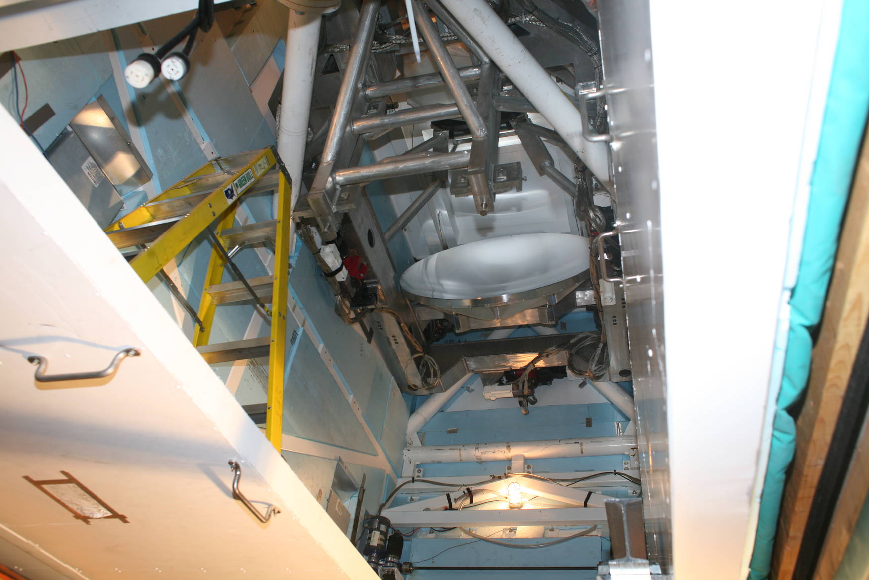 A look from below upwards into the receiver cabin. Here it is still mostly empty. In the far corner one sees the secondary mirror.