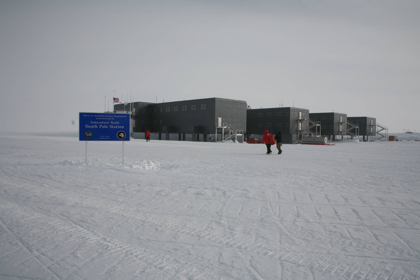 From the airfield one can simply walk to the station.