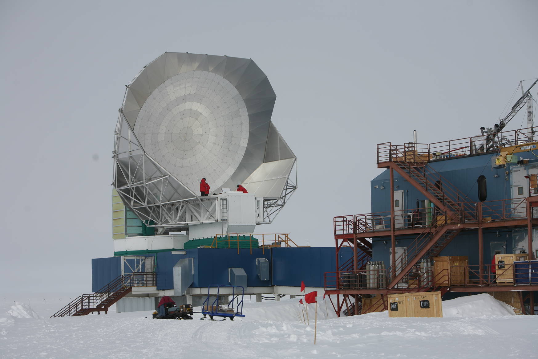 February 2017: preparations of the telescope roof for mounting the EHT mirrors.