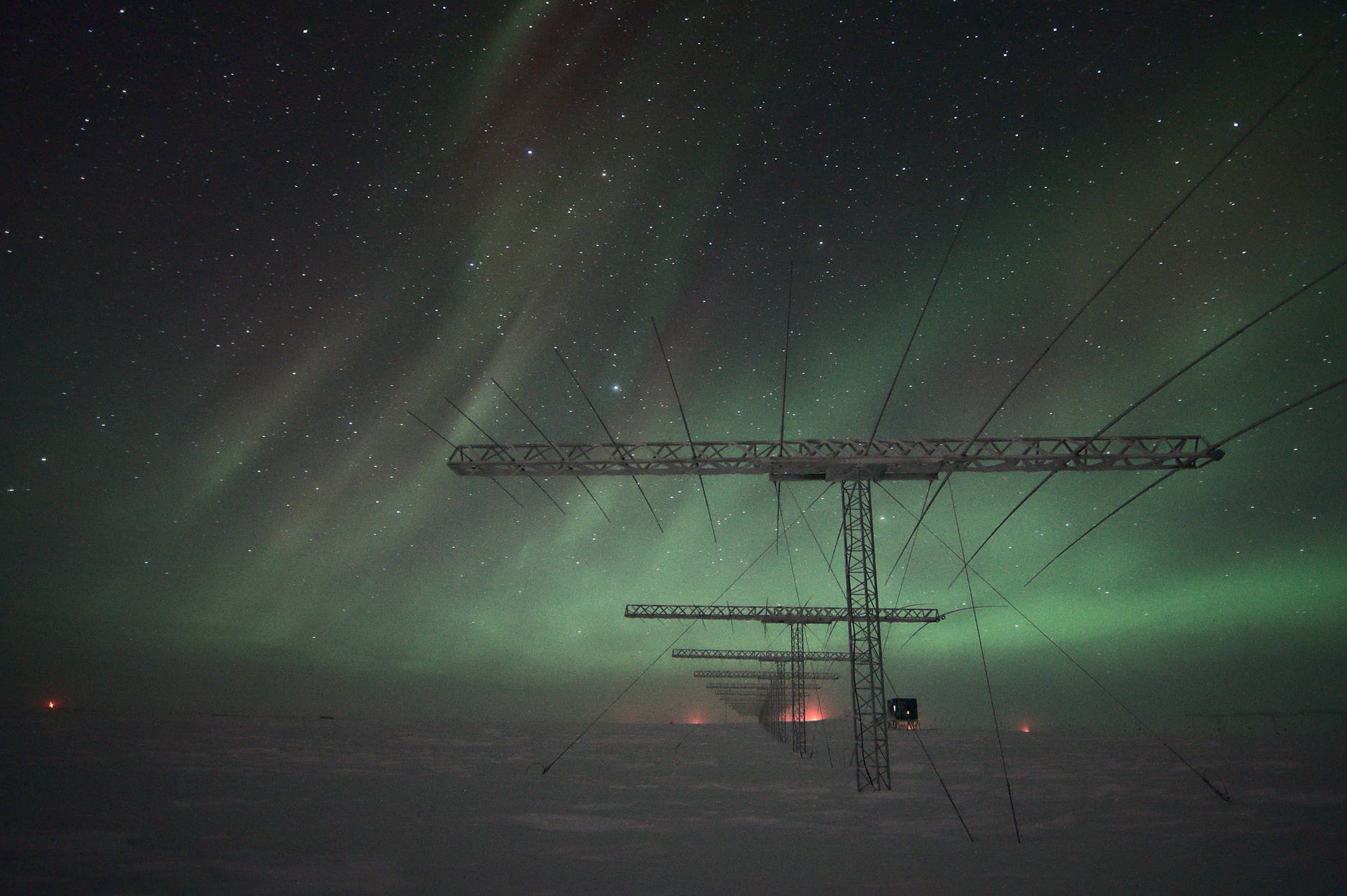 SuperDARN antennae and auroras