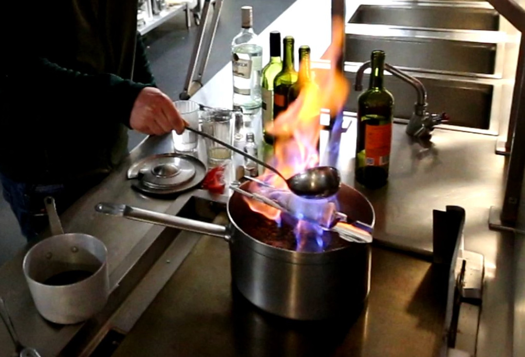 German mulled wine <em>Feuerzangenbowle</em>