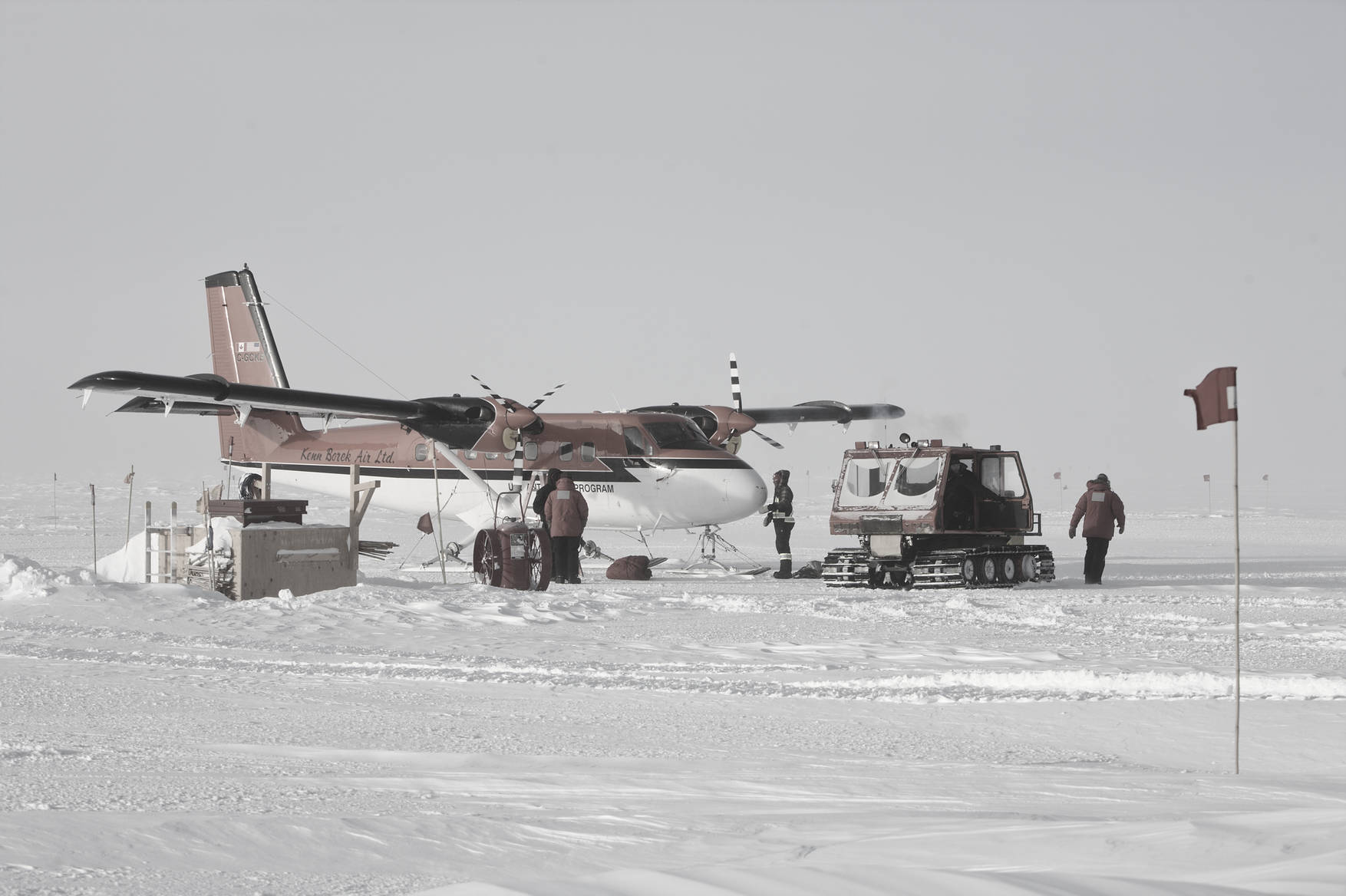 Arrival of the first Twin Otter. Crew staying over night - new faces in the station!